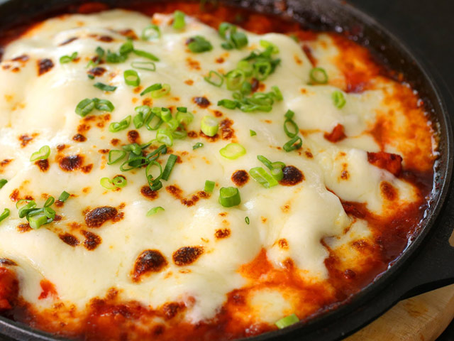 Cách làm gà cay phô mai kiểu Hàn đang gây sốt